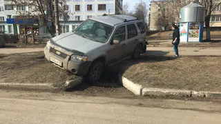 Народное фото: в Рязани автомобиль повис на тротуаре