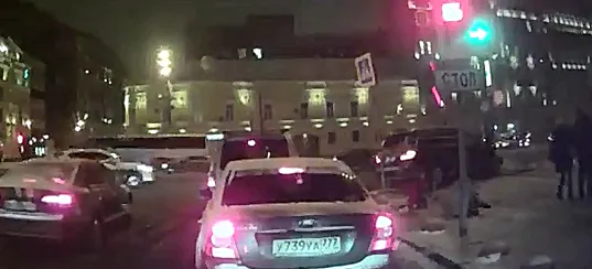 В Москве автомобиль въехал в толпу пешеходов (видео)