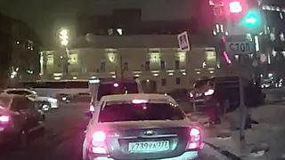 В Москве автомобиль въехал в толпу пешеходов (видео)