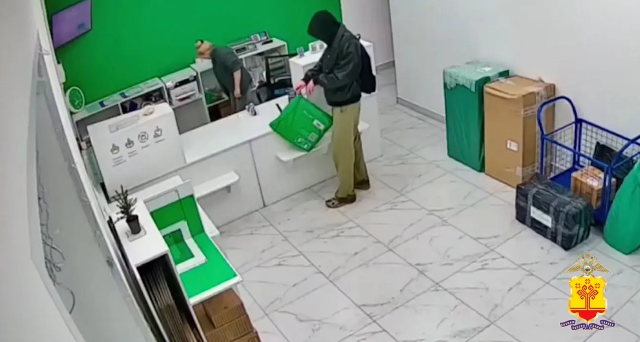 В Чебоксарах парень украл куртку за 100 тысяч рублей из пункта выдачи и уехал в Казань