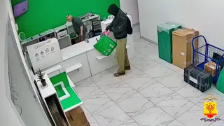 В Чебоксарах парень украл куртку за 100 тысяч рублей из пункта выдачи и уехал в Казань