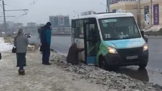 Стоило ожидать: женщина упала, пытаясь добраться до маршрутки через снежный вал