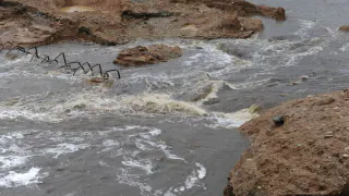 В поселке Киолим вода перенесла дом с женщиной и детьми на полкилометра в результате прорыва дамбы
