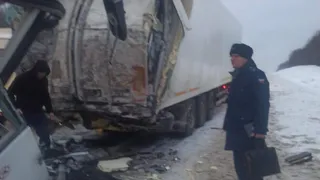 ДТП с 20-ю пострадавшими: в Александровском районе автобус с учителями врезался в большегруз