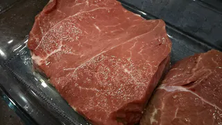 Колени ноют и пальцы отекают — возможно, дело в тарелке: что стоит убрать из меню