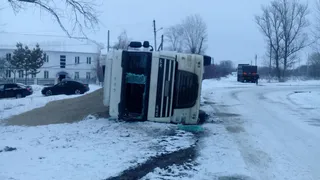 В посёлке Октябрьский перевернулась фура DAF