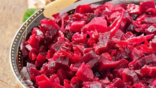 Научили готовить идеальный винегрет - вот каким он должен быть: 4 хитрости и особый винегретный соус. Век живи, век винегрет готовь