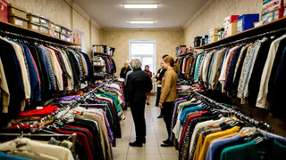 "7 лет отработал в Секонд-Хенде": откуда берется такая дешевая одежда и мой список - что никогда не буду здесь покупать - рассказ из зала