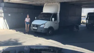 Под мостом в центре Саратова застрял брянский грузовик
