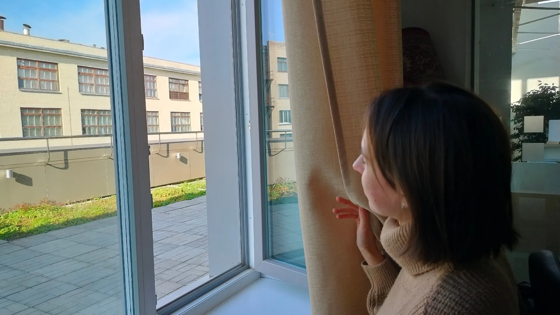 Мало кто знает, для чего нужен этот маленький переключатель на пластиковых окнах: как перевести их в правильный летний режим