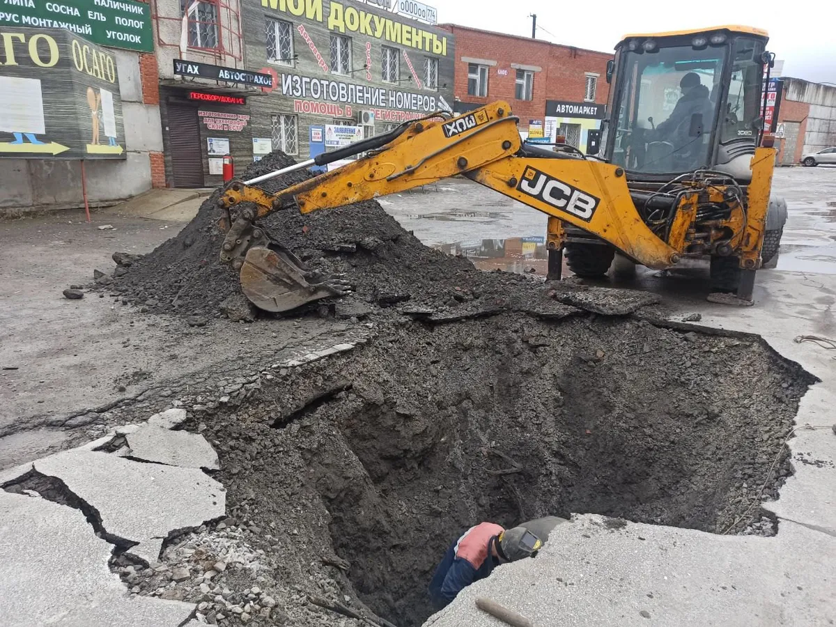 В Челябинской области провалился асфальт у здания ГАИ