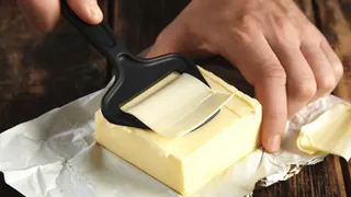 Смело берите 6 пачек – внутри 100% сливки: названы лучшие бренды сливочного масла