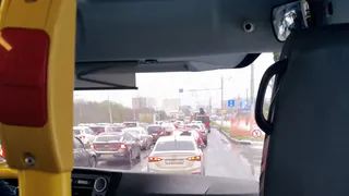 Автомобилисты Рязани продолжают массово ездить по выделенной полосе