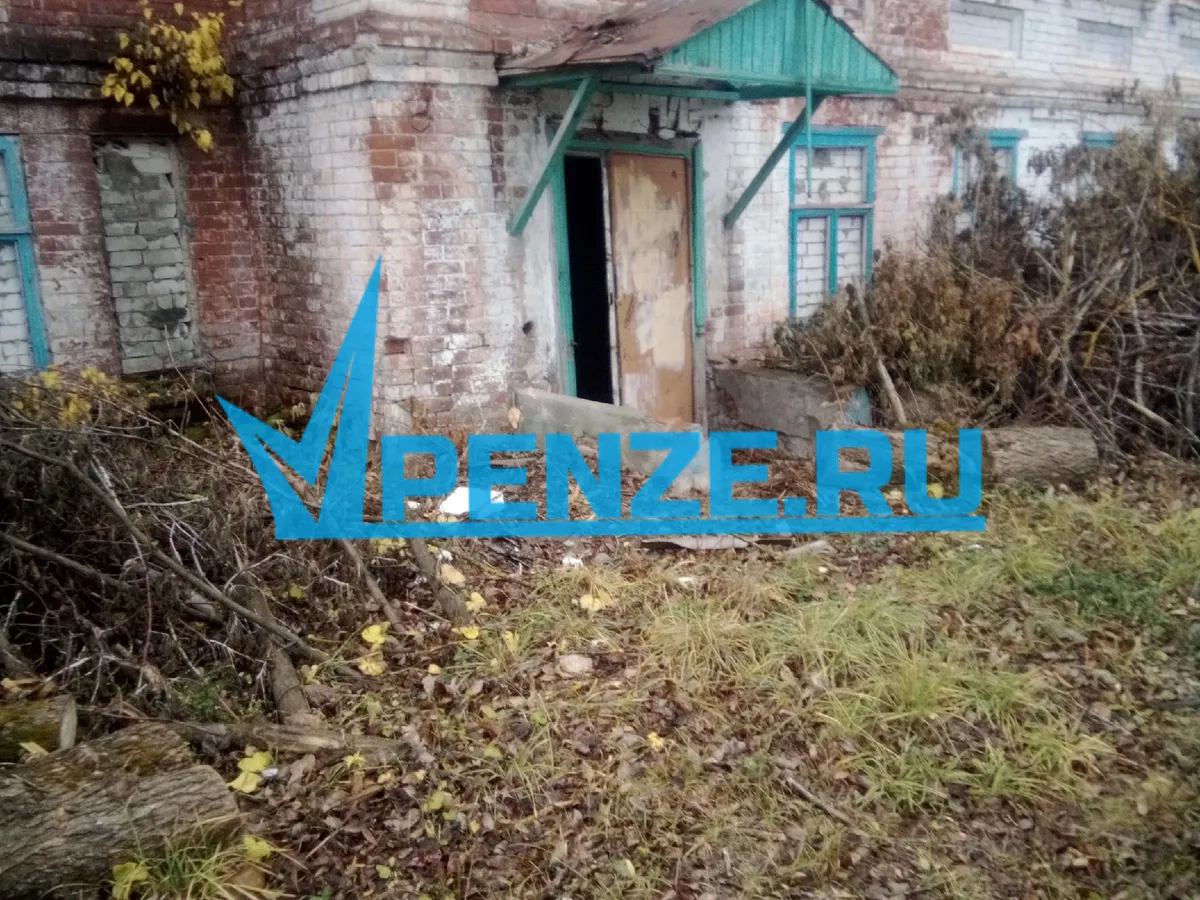 «Видимо, ждут несчастного случая»: жители Сосновоборска просят закрыть доступ к заброшенной больнице, где играют дети