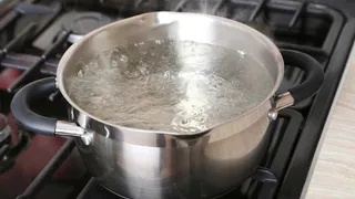 Почему опасно кипятить водопроводную воду — это должен знать каждый