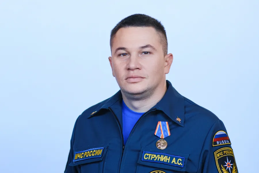 Огнеборцу из Нижнекамска вручили медаль МЧС России «За предупреждение пожаров»