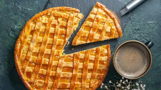 Замешиваем за 5 минут и подаем вкусный яблочный пирог: съедается до того, как успеет остыть — лучше шарлотки