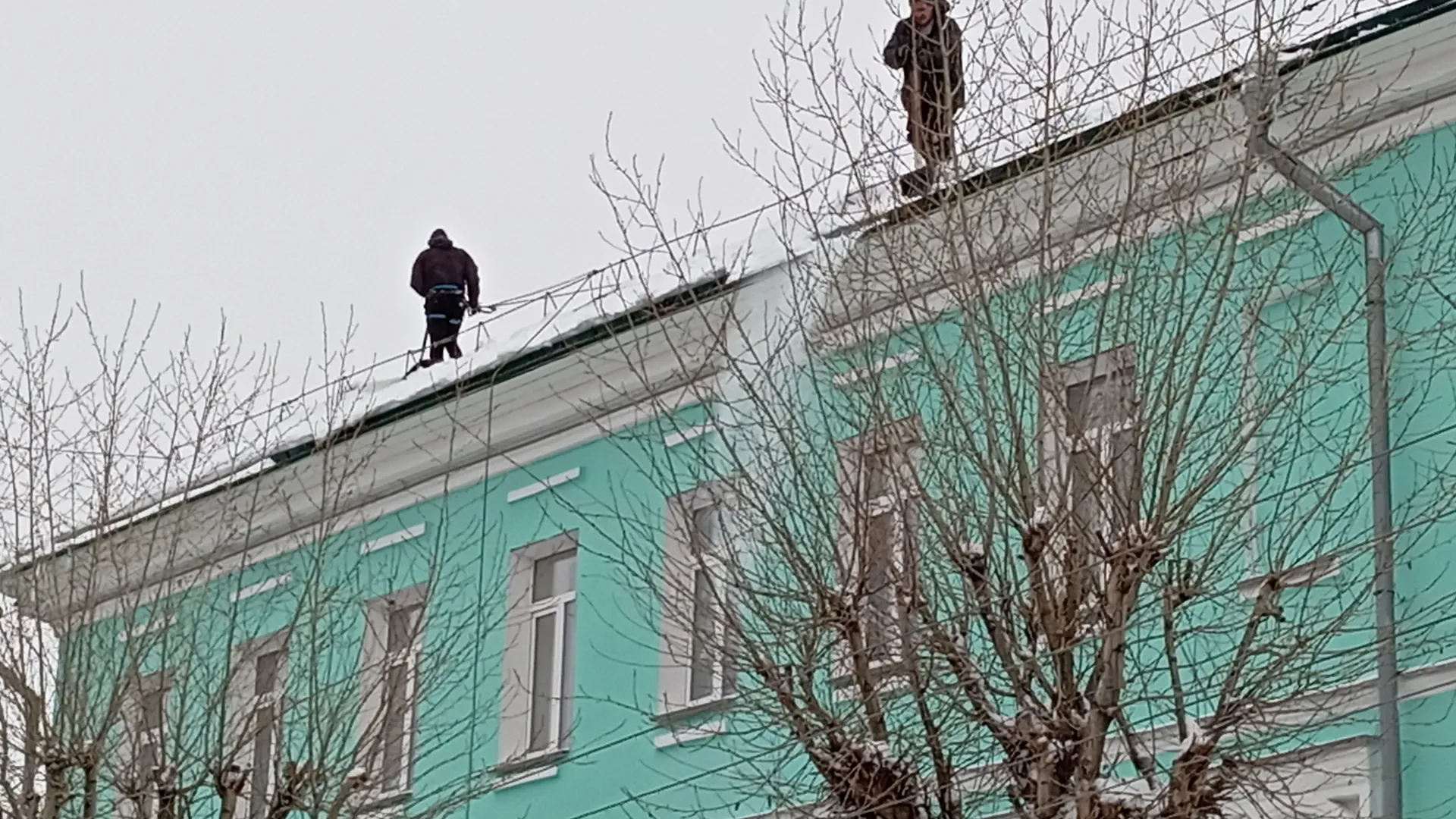 Как почистить крышу от снега без стресса и нервов - мудрый дедушка подсказал. Рабочие методы