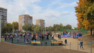 Рязанка: на улице Советской Армии родители ломают карусели