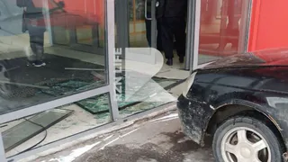В Рязани «Лада Приора» въехала в окно торгового центра