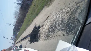 На Высоковольтной дорожники выбросили асфальт на обочину