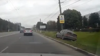 Опубликовано видео, как на Московском "девятка" вылетела на обочину