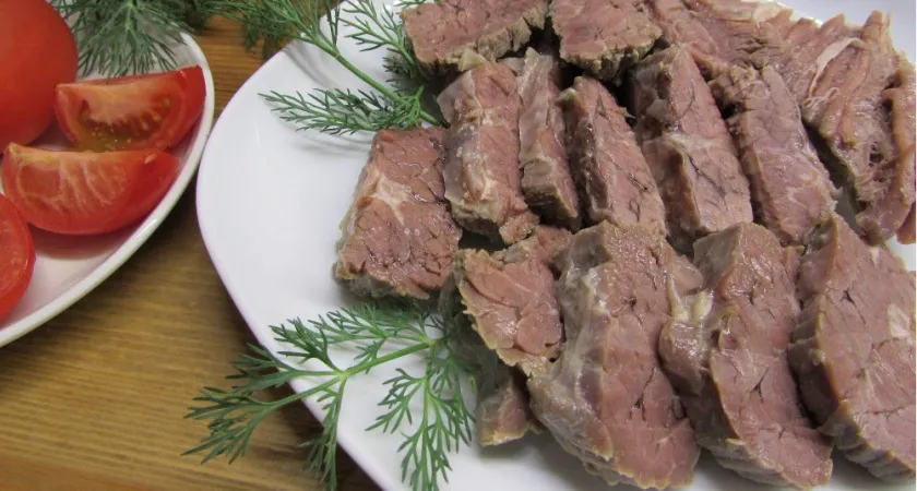 Нужно ли сливать «первую воду» при варке мяса: рассказывает шеф-повар