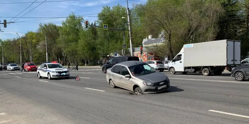 24 апреля в Пензе на проспекте Победы автомобиль провалился под землю