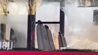 Видео: пьяный рязанец разбил окно в маршрутке