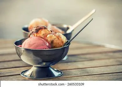 Правильно подаем десерт санди