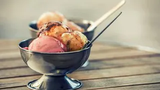 Правильно подаем десерт санди