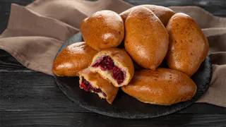 Нежнейшее и хрустящие, когда кусаешь: готовим летние пирожки по этому рецепту