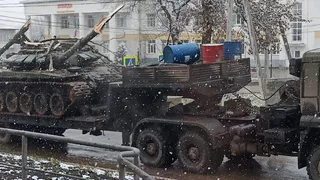 В рязанском Ухолово танк обрушил дерево на площади