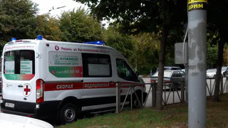 На улице Интернациональной в Рязани 40-летний мужчина выпал из окна шестого этажа и выжил