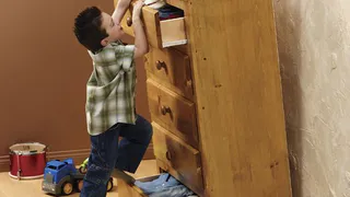 В Татарстане на 5-летнего мальчика в садике упал шкаф