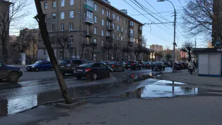 Улицу Дзержинского заливает: жители Рязани пожаловались на поток воды в центре города