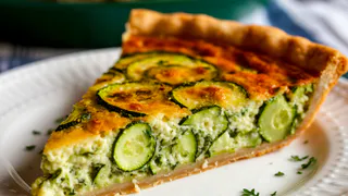 Сочный кабачковый пирог без муки: потратите на готовку не больше 30 минут – главный секрет хрустящей корочки