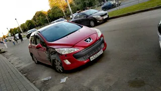 В Брянске автоледи на красном пежо чуть не сбила людей