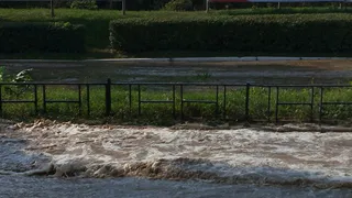 Около ТЦ "Барс" прорвало канализацию: тротуар и дорога затоплены