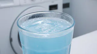 Стакан при стирке - и вещи как новые: заливаем в стиралку вместе с порошком