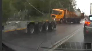 Вырвал с корнем: на Южной окружной фура снесла столб