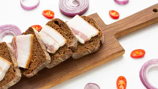 Чтобы соленое сало было мягким, вкусным, сочным и ароматным, а мясо - нежным и не жестким. Поняла: эти три тонкости важнее всех правил