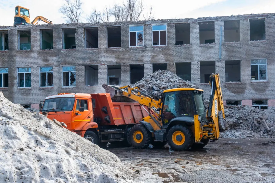 В Нижнекамске приступили к демонтажу здания бывшей больницы