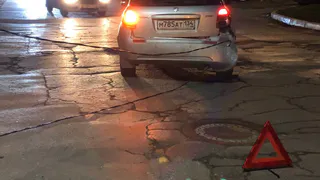 Видео: на Завражнова в Рязани упавший кабель перекрыл дорогу