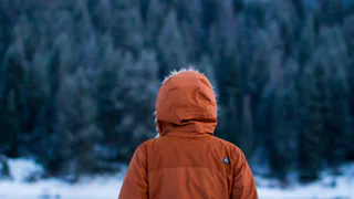 Всего 2 капли на ватный диск - и куртка или пуховик как новые: даже в машинке стирать не нужно