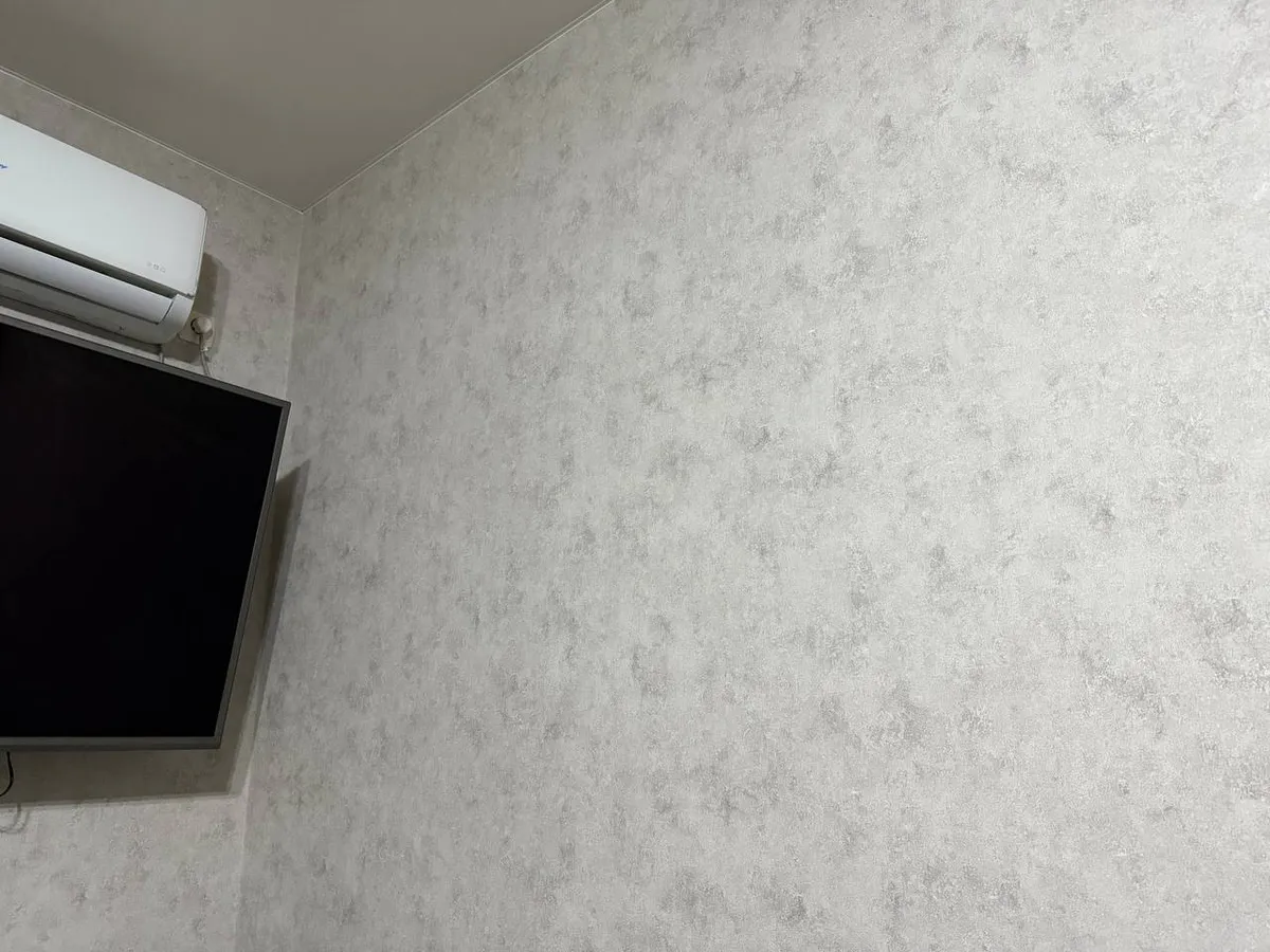 Снимаю старые обои за 1 час: полотно отходит почти целиком — вода и скребок не понадобятся
