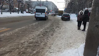 “Когда их приведут в безопасное состояние?”: рязанка возмущена состоянием транспортных остановок в городе