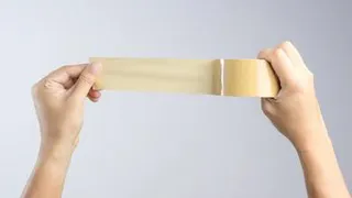 Убрать волосы, шерсть и пыль с пола поможет скотч