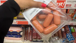 Проверила 10 разных сосисок — оказалось, производители прячут важную деталь: смотрю на неё в первую очередь