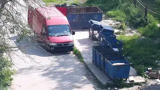 Камера зафиксировала, как нарушители устраивают свалки